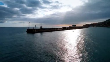 Su yüzeyinden iskeleye doğru uçuyor. Yalnız motorlu tekne Madeira, Portekiz kıyılarına doğru hareket ediyor..