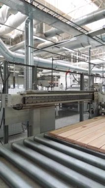 Otomatik taşıyıcı fabrika dikey video üretiminde birçok parke tahtasını hızlı hareket ettirir