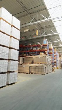 Parke tahtası üretimi için bir fabrika. Döşeme, parke işleme dikey video üretimi