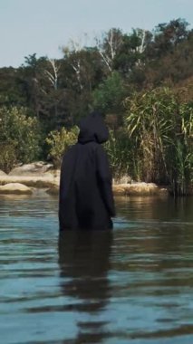 Dışarıdaki suda hayalet kadın. Su tarafından öngörü Dikey video