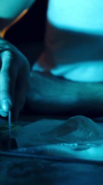 Uyuşturucu bağımlısı kokain hatları hazırlıyor. Kokain tozu halledildi. Uyuşturucu bağımlılığı kavramı. Sosyal sorunlar Dikey video