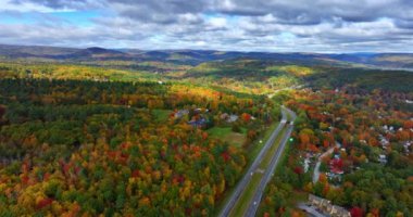 Geniş ormanlık araziden geçen iki paralel otoyol. Sonbaharda Vermont, New England 'ın renkli doğası. Hava görünümü.