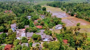 Yeşilliklerin arasına özel evler inşa edildi. Sri Lanka 'nın kırsal yeşil alanı.