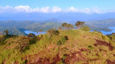 Sri Lanka 'daki dağların ve göllerin muhteşem manzarası. Kayanın tepesinde ağaçlarla çekilmiş bir görüntü..