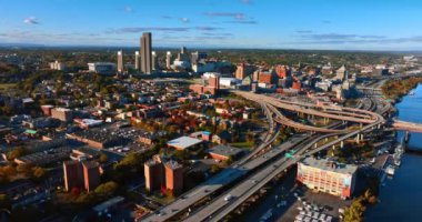Nehir kıyısındaki hareket halindeki arabalarla yer değiştir. Güneşli bir günde Albany, New York State, ABD 'de hava perspektifi.