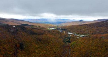 Turuncu ormanlarla kaplı engin bir dağ manzarası. Vermont, New England, ABD 'de sonbahar. Hava görünümü.