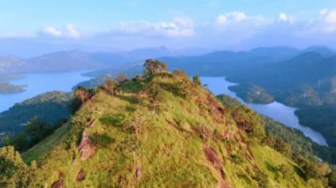 Dağın tepesinde ender ağaçlar var. Arka planda göllü birden fazla kaya var. Yukarıdan Sri Lanka.