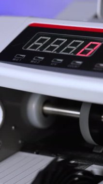 Elektronik nakit para sayacı. Sayaç makine Amerikan para banknotlarını işliyor. Banka finansal işlemleri için mekanizma. Finans konsepti. Yakın plan. Dikey video
