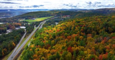 Vermont, New England, ABD 'ye giden ve giden otoyollar. Sonbaharda doğanın rengarenk manzarasına hava perspektifi.
