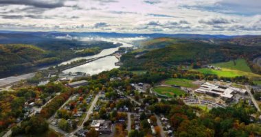 Vermont, New England, ABD panoramasının üzerinde gökyüzünde dramatik bulutlar. Güzel şehir manzarası ve pitoresk doğa. Hava görünümü.