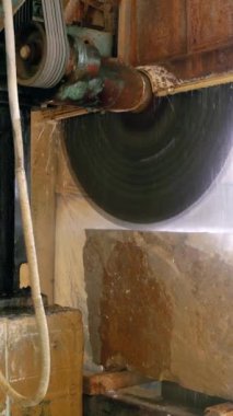 Su kaynaklı otomatik makine üretimdeki kaldırımı kesiyor. Taş işleme dikey videosu