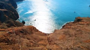 Portekiz 'in Madeira kıyısındaki tehlikeli bir dağın kenarına yaklaşıyoruz. İHA görüntülerinden mavi bir lagünün görüntüsü.