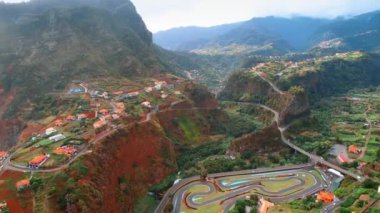 Şehrin üstündeki görüntüler dağlık araziye saçıldı. Portekiz 'in kayalık kıyısındaki Madeira kasabasına hava perspektifi.