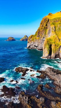 Avrupa 'daki sahil kayalıkları ve okyanus manzarası. Bu çarpıcı Avrupa kıyı manzarasında dramatik uçurumlar turkuaz bir denizle karşılaşıyor..