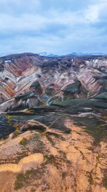İzlanda 'nın dağlarında renkli dağlar. İzlanda 'nın canlı dağlarını keşfedin. Eşsiz jeolojik oluşumlar ve çarpıcı doğal güzellikler..