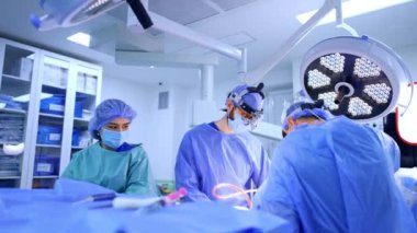 Modern ameliyathanede beyin cerrahı iş arkadaşı. Ameliyat hemşiresi doktor için enstrümanı hazırlar..