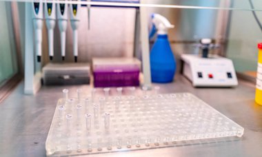 Pipetler ve ekipmanlarla laboratuvar çalışması. Bilimsel deneyler için laboratuvar masasında çeşitli pipetler ve laboratuvar ekipmanları düzenlenir..