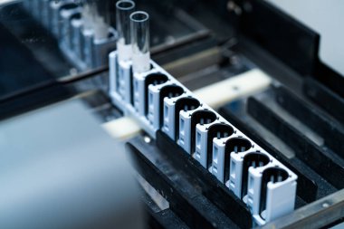 Araştırma laboratuarı örnek analiz ekipmanları. Bazı test tüpleri kimyasal analizler ve bilimsel deneyler için tasarlanmış bir laboratuvar düzeneğinde konumlandırılmıştır..