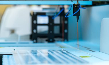 Laboratuvar ekipmanları araştırma sırasında kullanılıyor. Gelişmiş laboratuvar ekipmanları, yüksek teknolojili bir araştırma tesisinde çalışma saatlerinde numuneler üzerinde testler yapıyor..