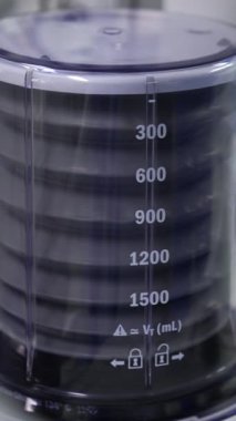 Yapay akciğer havalandırma makinesinin düşen ve yükselen pompası. Ameliyathanede hastaya hava pompalamak. Dikey video