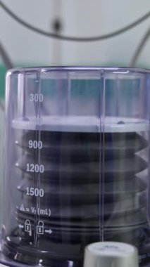 Solunum pompası ameliyathanede çalışıyor. Kapatın. Modern kliniklerdeki ekipmanlar. Arkaplan bulanık. Dikey video