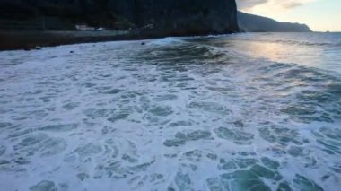 Dalgalar Madeira, Portekiz 'in kayalık kıyılarına ulaşır. İnsansız hava aracı görüntüleri Atlantik Okyanusu 'nun üzerinde..