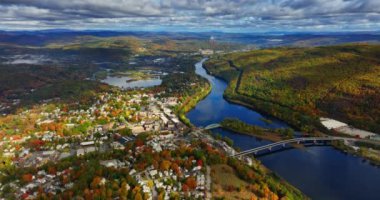 Vermont 'lu Panorama, New England nehrin yanında. Sahneye gölgeler saçan dramatik bulutlar. Hava perspektifi.