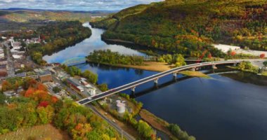 Connecticut nehri üzerindeki köprüler Brattleboro, Vermont, New England, ABD 'de. Sonbaharda güzel bir kasabaya hava perspektifi.
