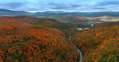 Vermont, New England, ABD sonbahar sezonunda. Dağları bereketli renkli ormanlar kaplıyor. Üst görünüm.
