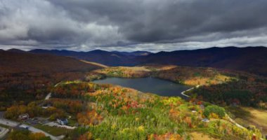 Dağ Gölü üzerindeki gri bulutları yansıtıyor. Vermont, New England, ABD sonbahar sezonunda. Hava görünümü.