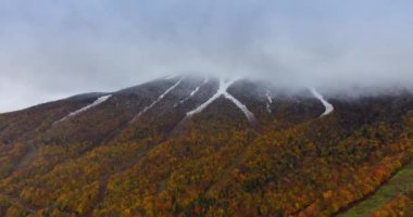 Vermont Dağları, New England, ABD Gri bir sonbahar gününde. Kaya tepesini kalın sis kaplıyor. Hava görünümü.