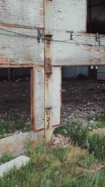 Savaş sırasında yok olmuş bir fabrikanın havadan görüntüsü. Terk edilmiş sanayi binası.