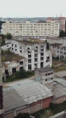 Yok edilen fabrikanın üzerinden uçacağız. Yıkım için eski endüstriyel bina. Hava görünümü