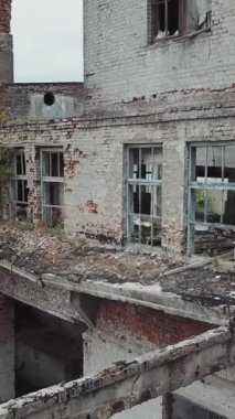 Terk edilmiş sanayi binalarının hava manzarası. Pencerelerinde kırık camlar olan terk edilmiş fabrika salonları..