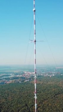 Televizyon ve radyo yayını için telekomünikasyon antenleri ormanın yakınındaki şehrin dışında yer almaktadır. Soldaki kamera hareketi