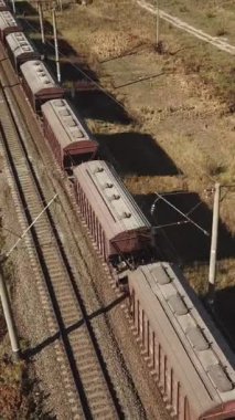 Yük treni otobandan geçiyor. Yük treninin vagonlu havadan görüntüsü.