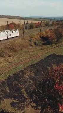 İnşaat malzemelerini taşıyan yük treni demiryolundan geçerek varış noktasına gidiyor. Hava görünümü