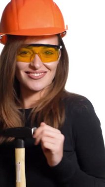 Genç gülümseyen işçi kadın. Beyaz arka planda izole edilmiş. İnşaat ve bakım.