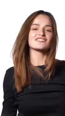 Beyaz arka planda alışveriş torbaları olan esmer kadın. Elbise aldıktan sonra başarılı bir Kafkas moda esmeri. Alışverişkolik kavram.