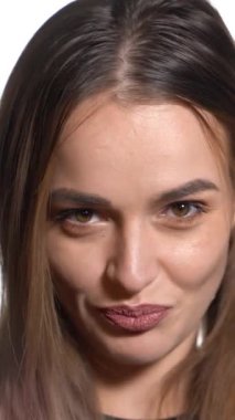 Telefonda konuşan güzel seksi kadın. Beyaz arka planda çekici bir genç kız..