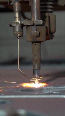 Metalden lazer plazma kesimi. Modern endüstriyel teknoloji. Kıvılcımlı endüstriyel lazer kesici. Kapat.