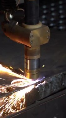 Otomatik lazer makinesinde plazma kesimi. Yapımda lazer kesici var. Üretim fabrikası.