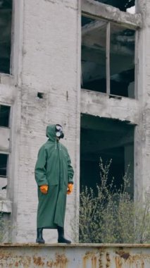 Kimyasal saldırıdan sonra terk edilmiş bir yerde hayatta kalan biri. Koruyucu koruyucu koruyucu giysili ve gaz maskeli bir insan harabe şehirde tek başına duruyor. Dikey video