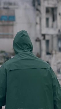 Nükleer kimyasal savaştan sonra hayatta kalan bir sapık. Koruyucu üniformalı ve gaz maskeli adam yok edildi. İnsan yapımı bir felaket. Kıyameti anlatan bir dünya. Arkadan bak. Dikey video