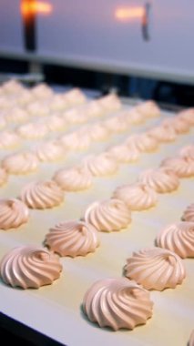 Fabrika marşmelov yapıyor. Şekerlemeler şekerleme şeker fabrikası. Dikey video