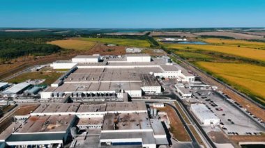 Modern bir bitkinin büyük bir bölgesi. Şehirden uzakta, kırsal alanda büyük bir girişim. Hava görünümü.