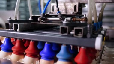 Kümes hayvanları için fabrikada çalışan modern makineler. Bir taşıyıcıdan diğerine yumurta taşıma makinesine yakından bakın..