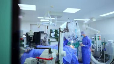 Nörocerrahi operasyonlar için modern operasyonel tiyatro. Cerrahların ameliyat yaptığı ameliyathanenin kapısındaki pencereden bakıyorum..