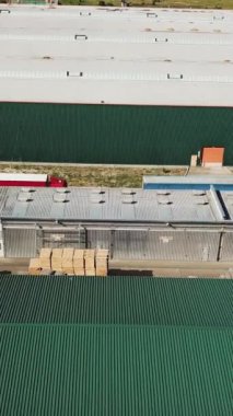 Deponun bölgesi ve parke fabrikası. Ahşap işleme tesisi. Hava görüntüsü. Sol dikey video için kamera hareketi