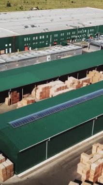 Fabrika üretim parkesi deposu. Hava görüntüsü. Sol dikey video için kamera hareketi